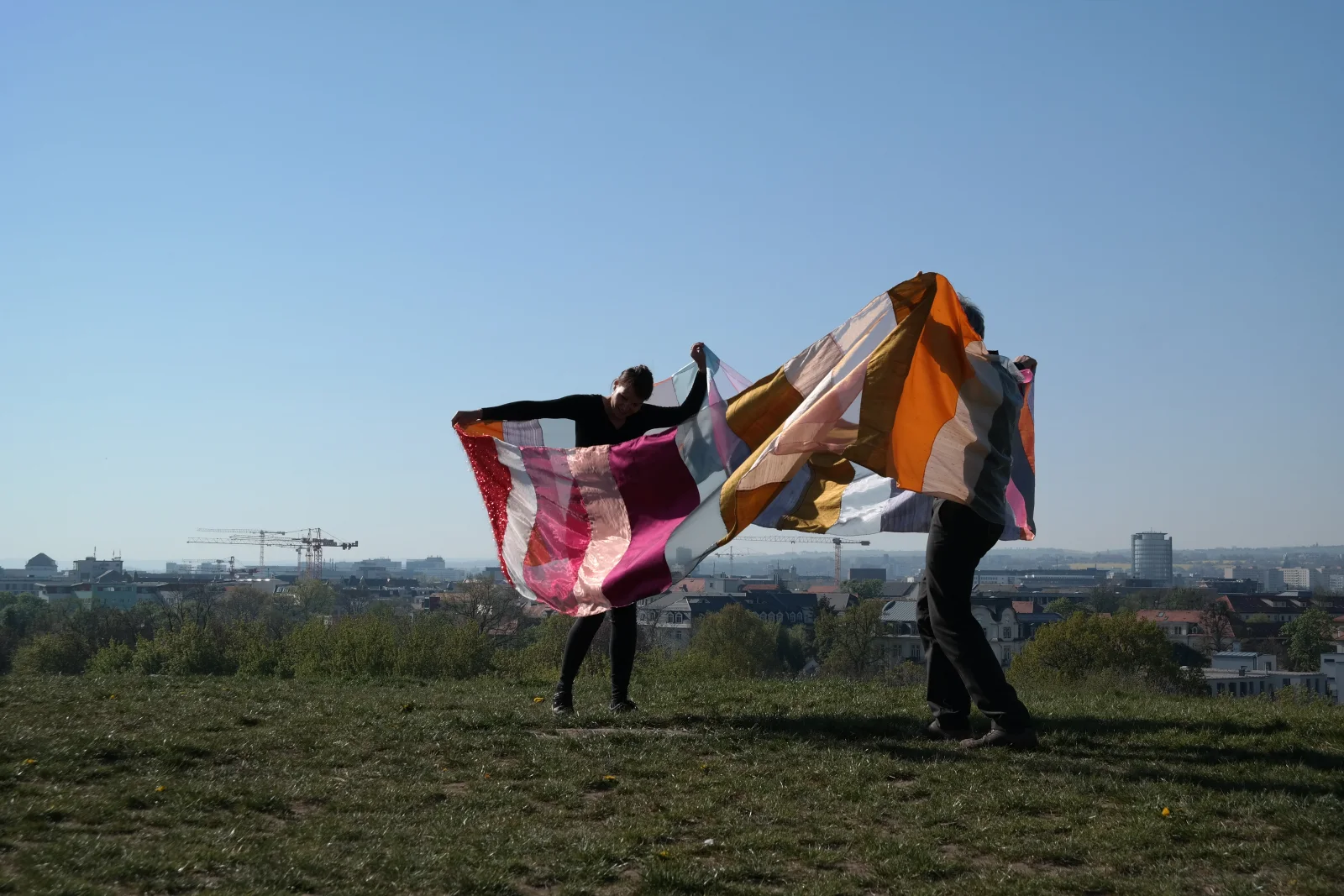 360° NOSW — das Band im Wind verdreht, Blickrichtung zur Stadt mit Baukränen