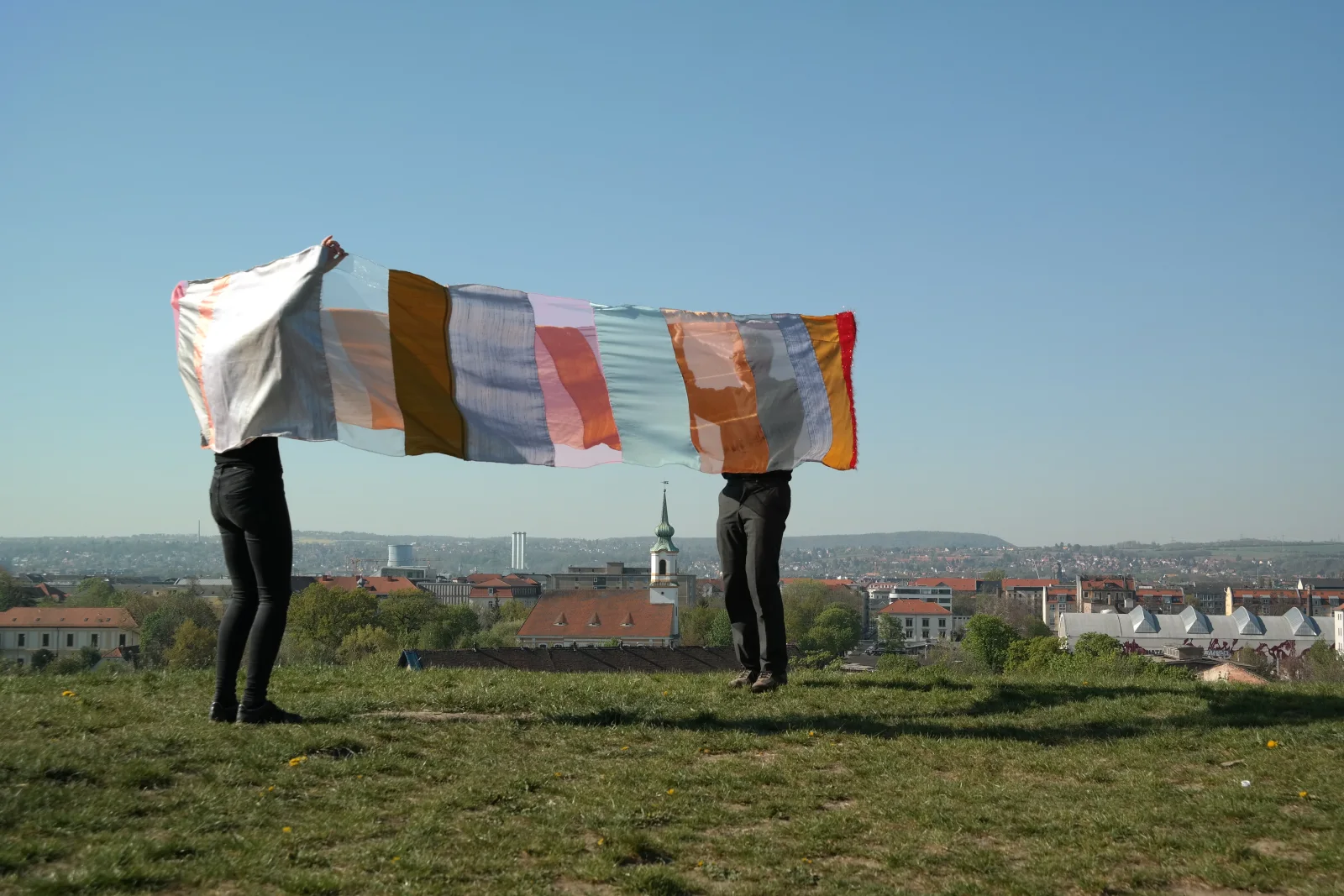 360° NOSW — das Rechteck aus Stoff über den Köpfen, Blickrichtung mit Kirchturm