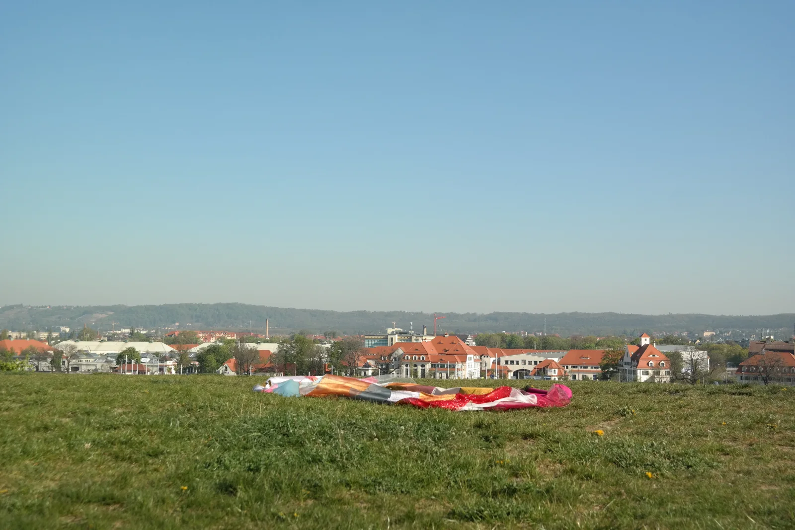 360° NOSW — das Stoffband liegt auf der Wiese, niemand ist im Bild