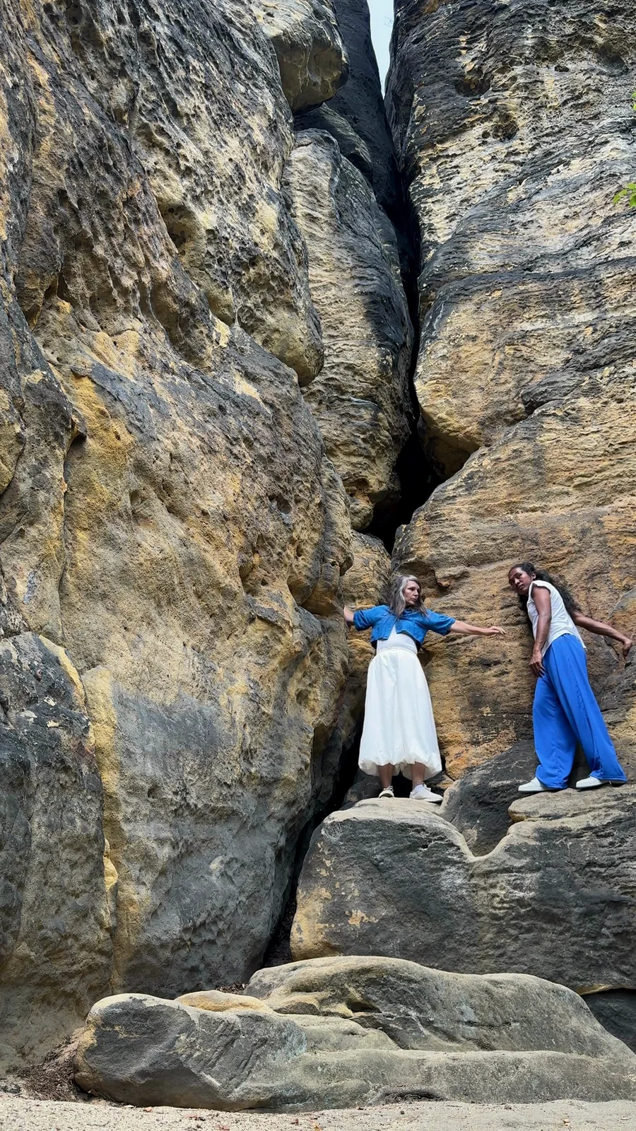 BAVARIA — Trema Xtrema und Birgit Schuh in einer Felsspalte der Sächsischen Schweiz; startet das Video