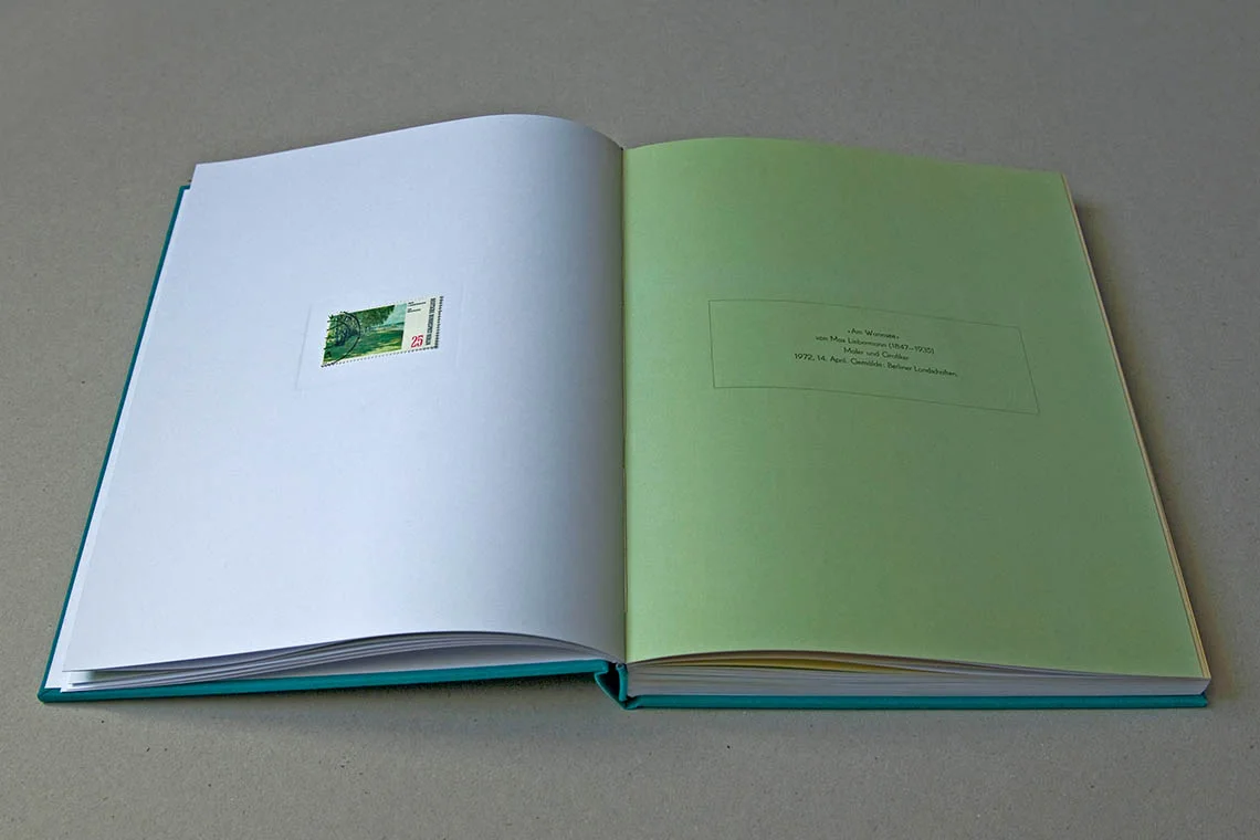 Aufgeschlagene Doppelseite des Künstlerbuchs: links eine Briefmarke nach Max Liebermanns „Am Wannsee“, rechts eine grüne Seite mit der aus der Landschaft entnommenen Farbe