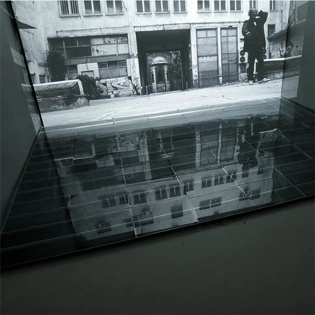 Condensate Mirror / earning from Athens — auf der flachen Tuschewasser-Spiegelfläche erscheint das projizierte Stadtbild einer Athener Hofsituation als Reflexion, Vlassis Art Gallery Thessaloniki 2017