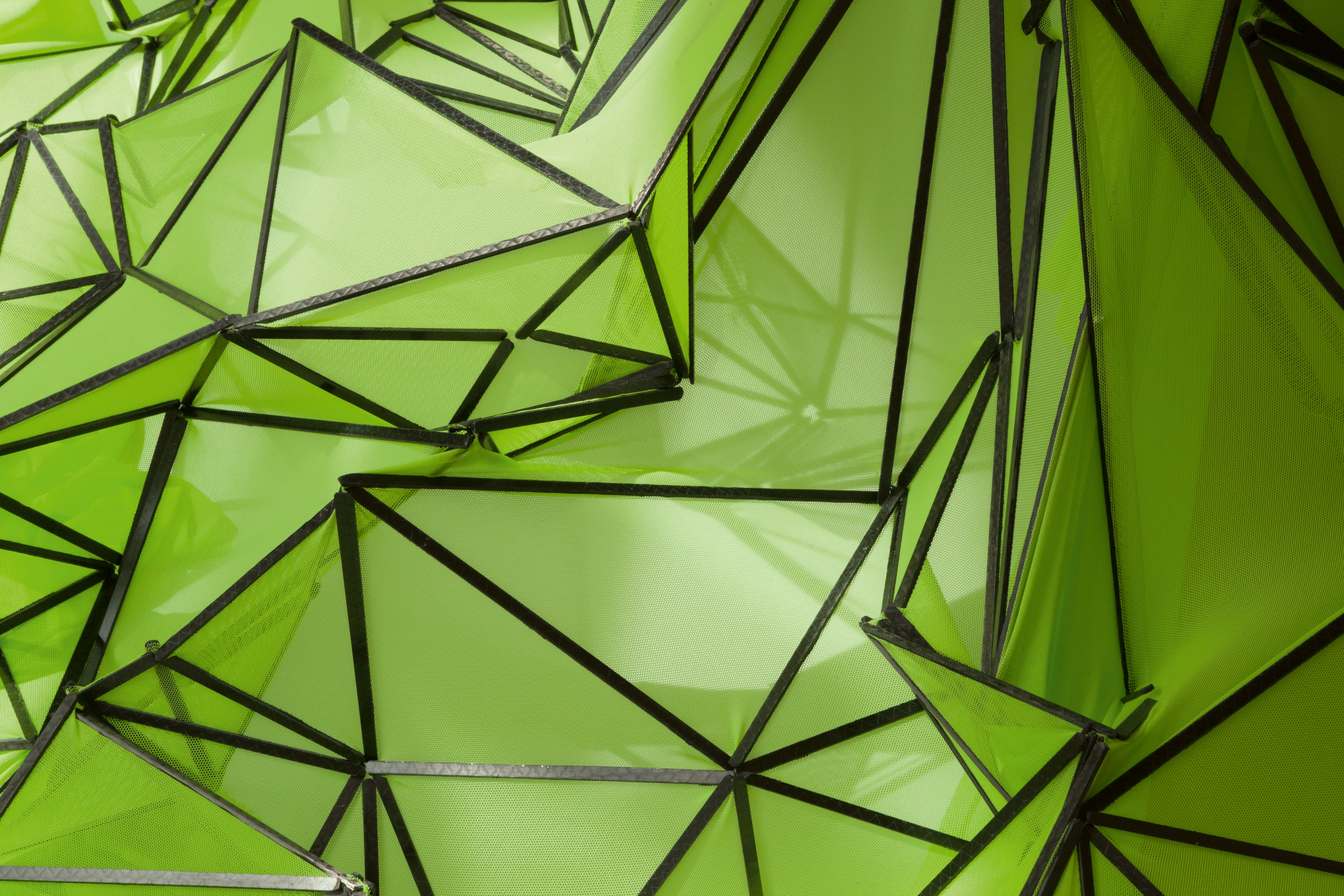EUROPA — Detail der triangulierten Karbonfaser-Facetten mit durchscheinendem grünem Textil, 2019