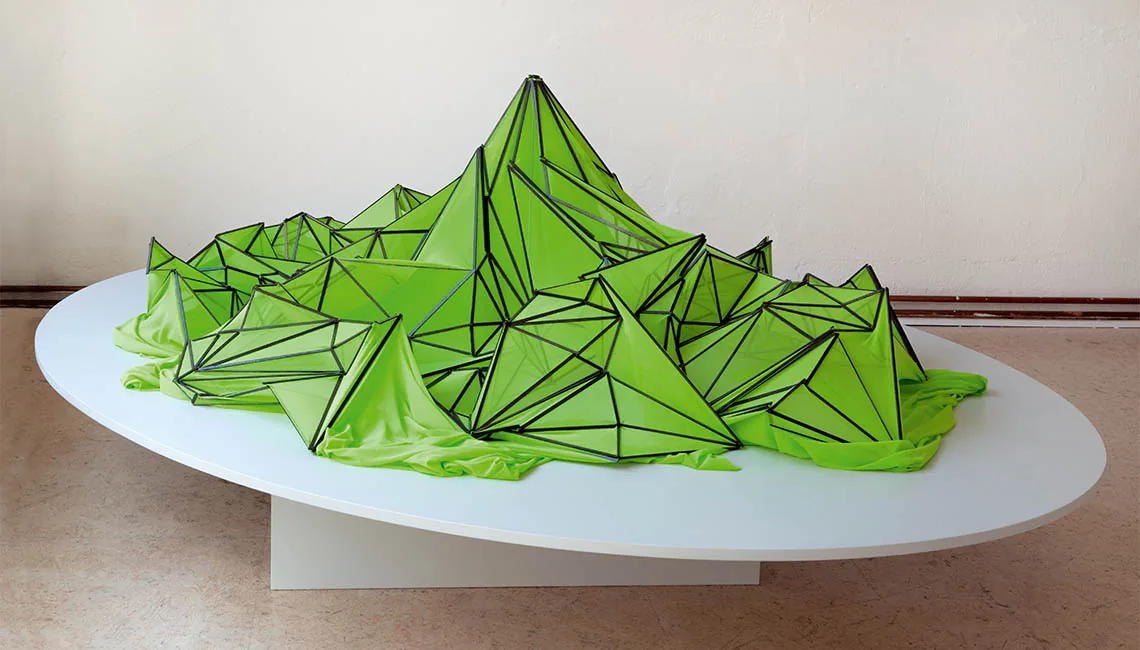 EUROPA — das lindgrüne Gebirge aus Karbonfaserstäben und Textil auf einer ovalen Plinthe, 2019