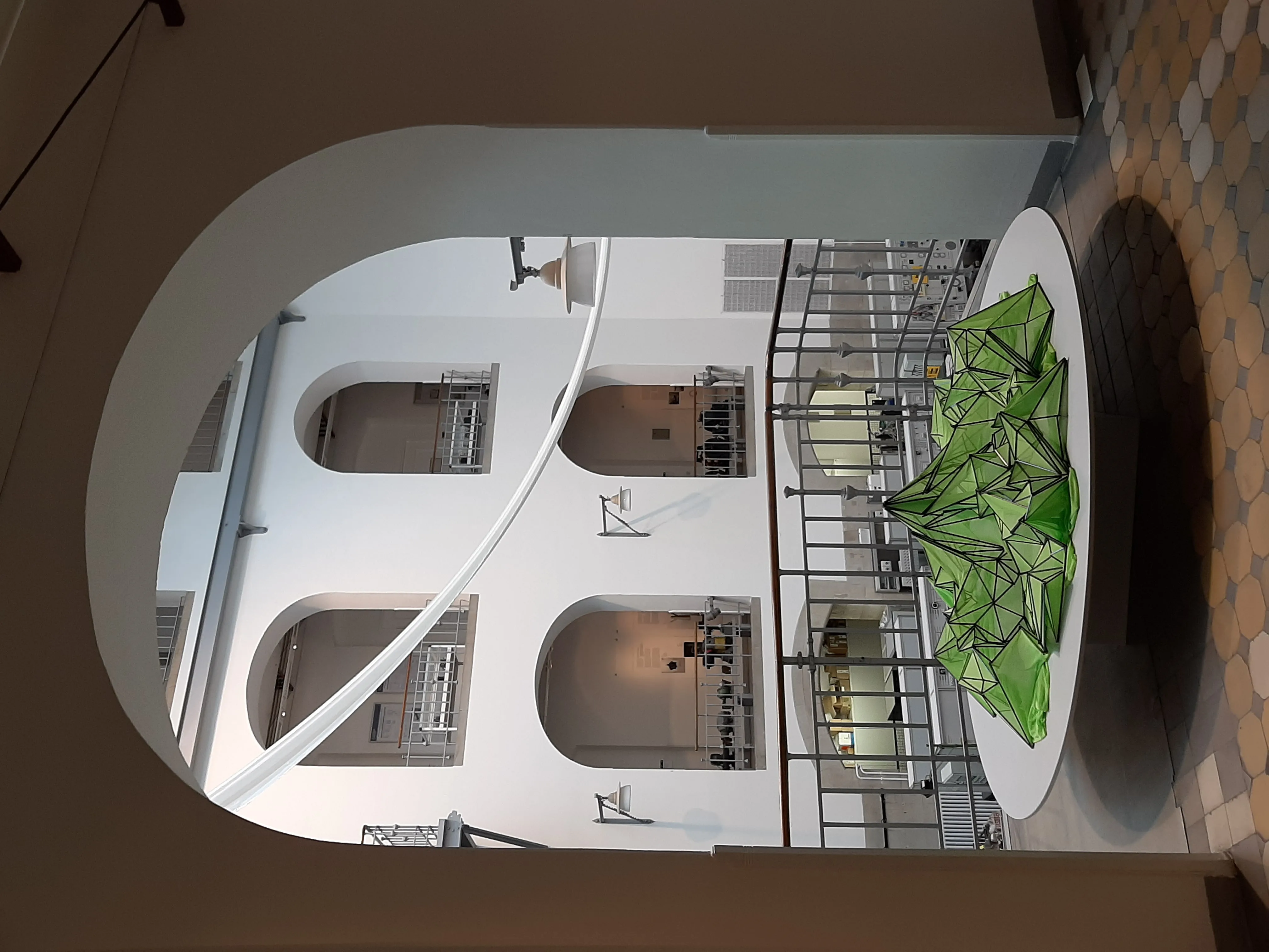 EUROPA — Ausstellungsansicht im Lichthof der Kustodie der TU Dresden, das grüne Objekt auf der ovalen Plinthe unter den Arkaden, 2019