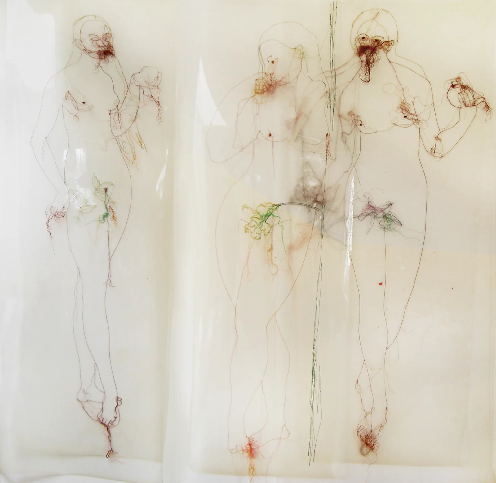 EVA DOLOROSA I–III — drei Bahnen transparenter Folie mit lebensgroßen weiblichen Figuren, mit farbigen Fäden genäht, rote Fadenknäuel an Mund, Brust und Füßen