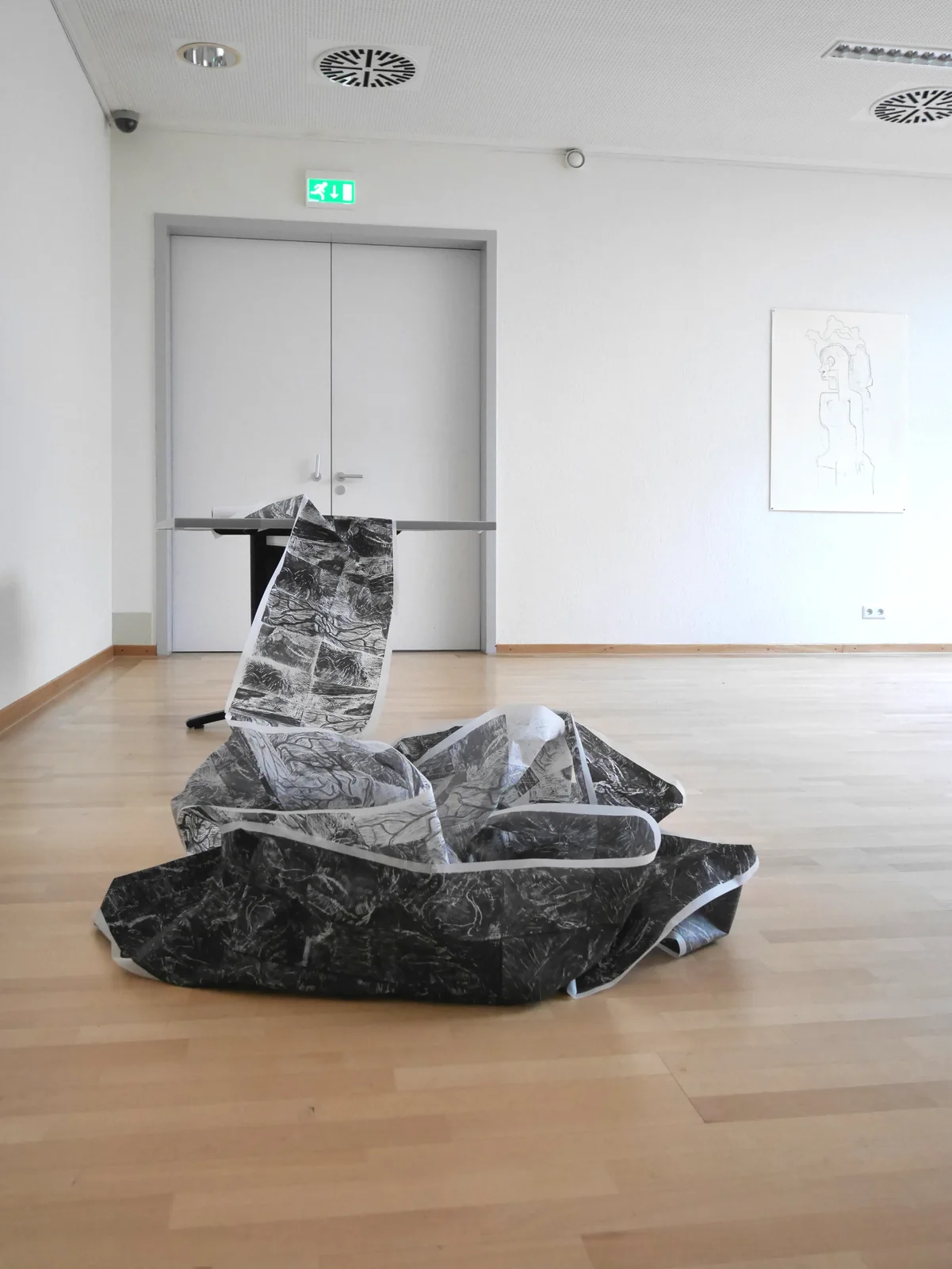 FALTENBERG — die bedruckte Papierrolle liegt als Berg aus Falten im Ausstellungsraum des Goethe-Instituts Rotterdam, ein Ende steigt zum Tisch auf
