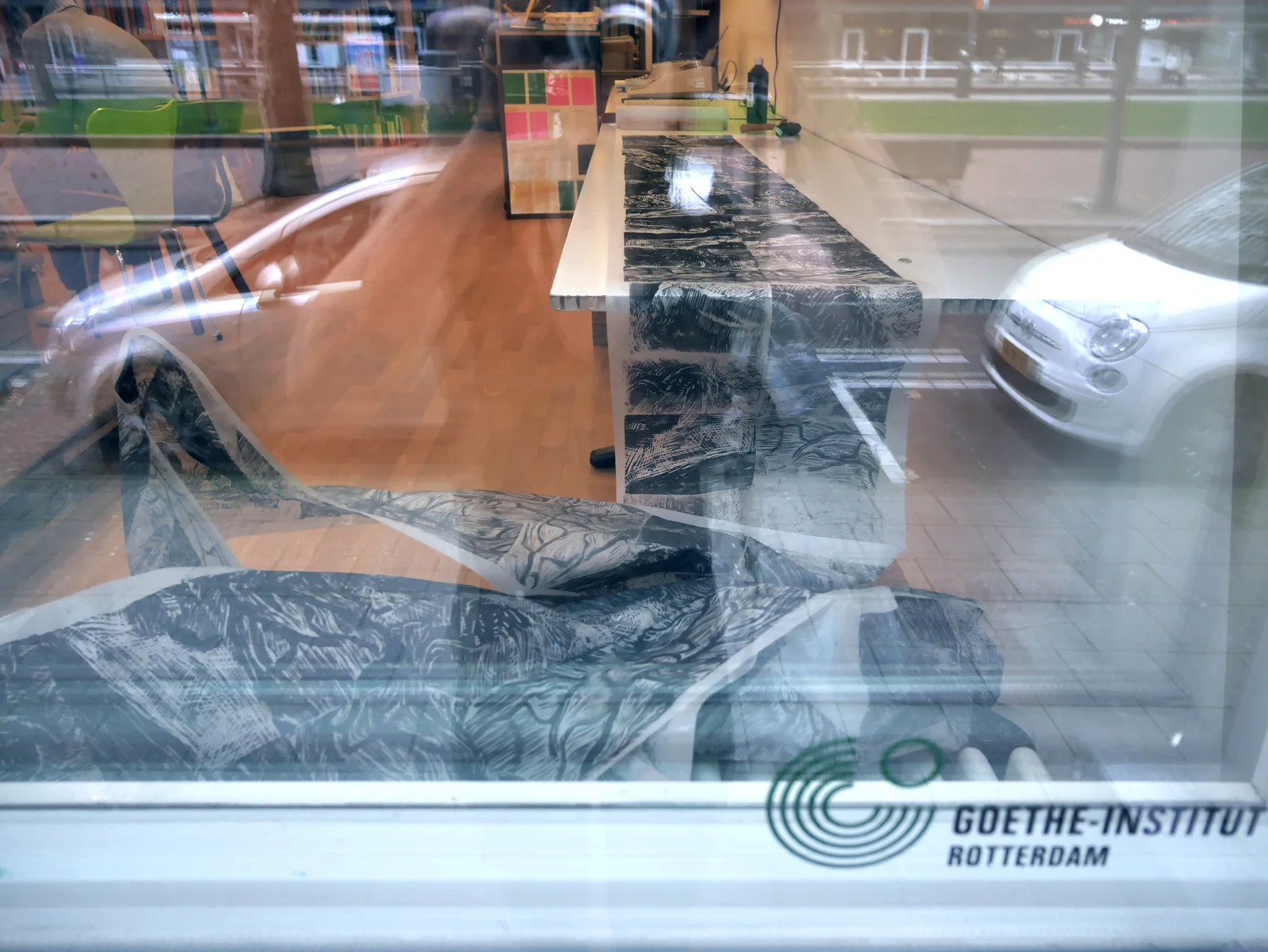 FALTENBERG — Blick durch das Schaufenster mit dem Schriftzug des Goethe-Instituts Rotterdam auf die bedruckte Papierrolle