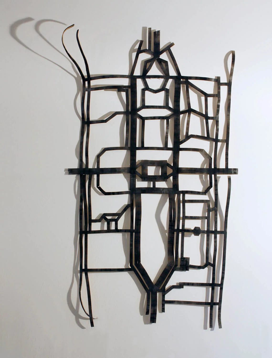 GROSSE KARTE (GG) — Wandarbeit aus Formholz: das Wegesystem des Großen Gartens als grau-schwarzes Liniengeflecht auf weißer Wand, frontal, 2012