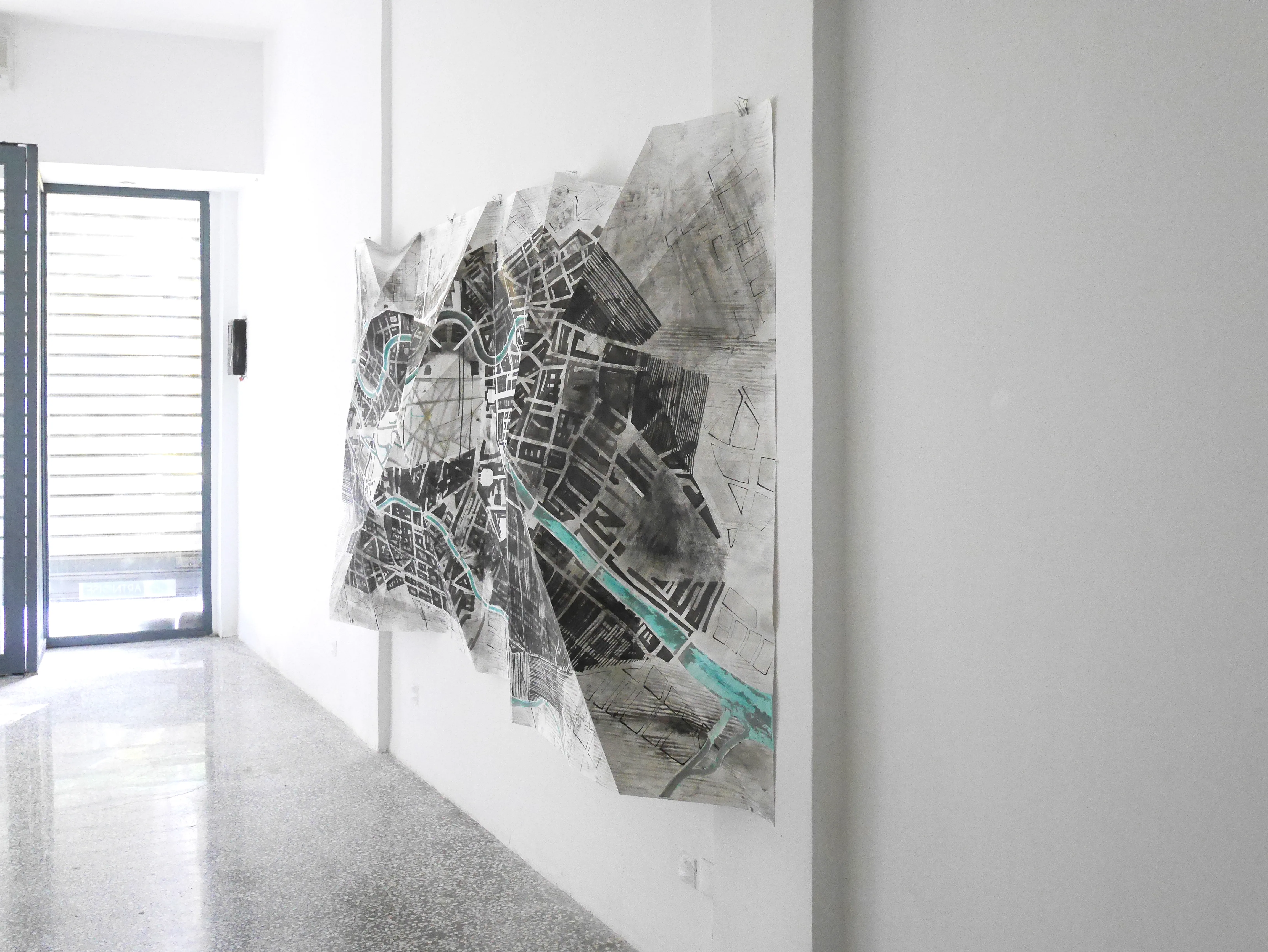 Karte B (Berlin) — Ausstellungsansicht, die Zeichnung im Raum