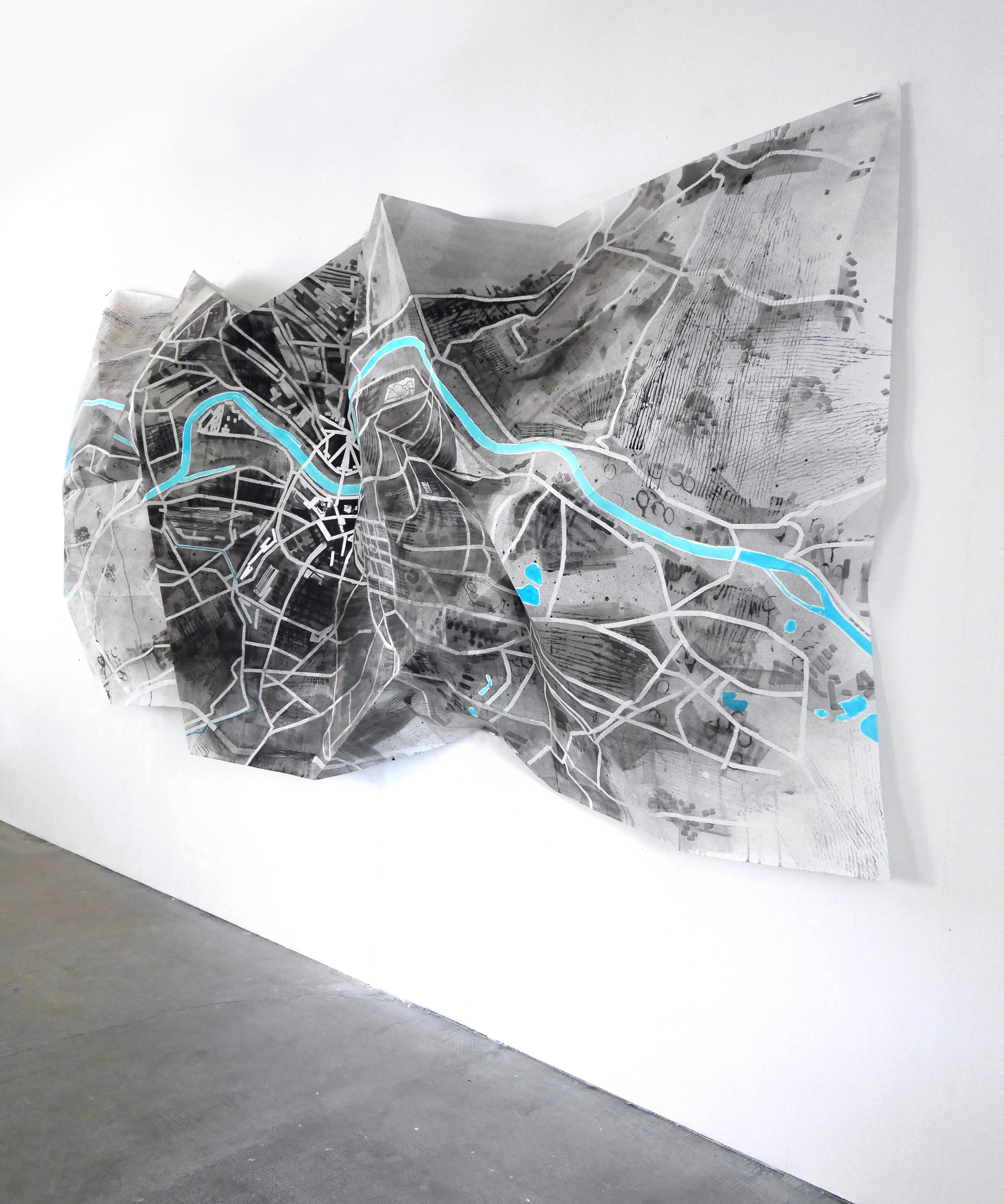 Karte D (Dresden) — die gefaltete Karte im Schrägblick, das Relief wird sichtbar, 2017