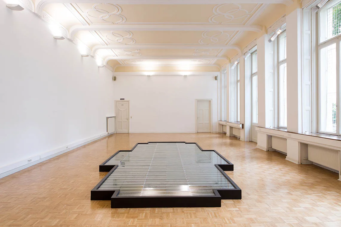 Kondensat II — großformatige Bodeninstallation aus Wannen, Glas und kondensiertem Tuschewasser im hellen Saal des Kunstvereins Bellevue-Saal Wiesbaden, 2014