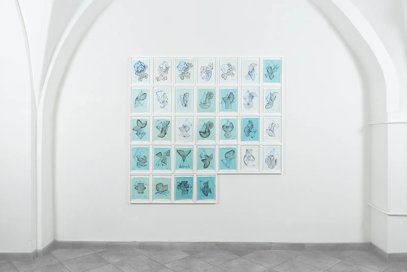 32 Kristallmodelle — die vollständige Serie als Wandinstallation in der Galeria Socato, Wrocław, 2016