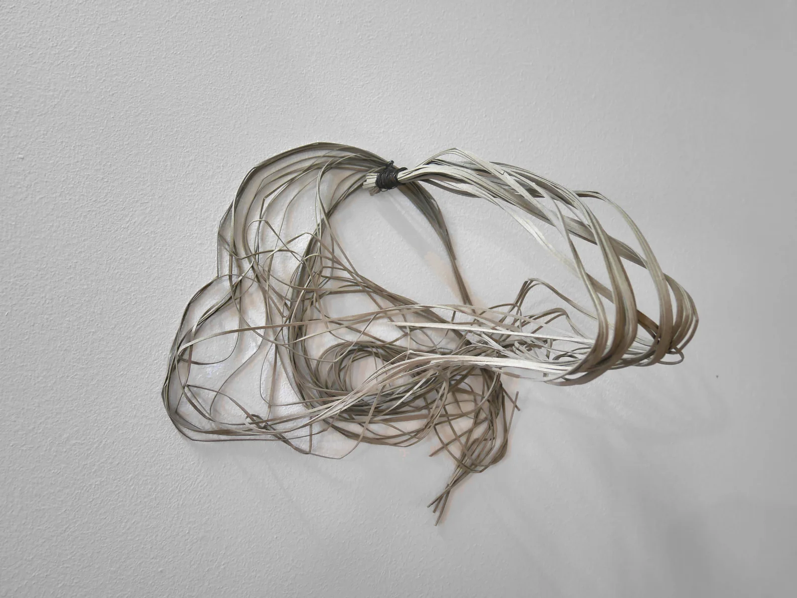 LOOPS — Knäuel, Wandobjekt aus feinen, verknäulten hellen Pappstreifen
