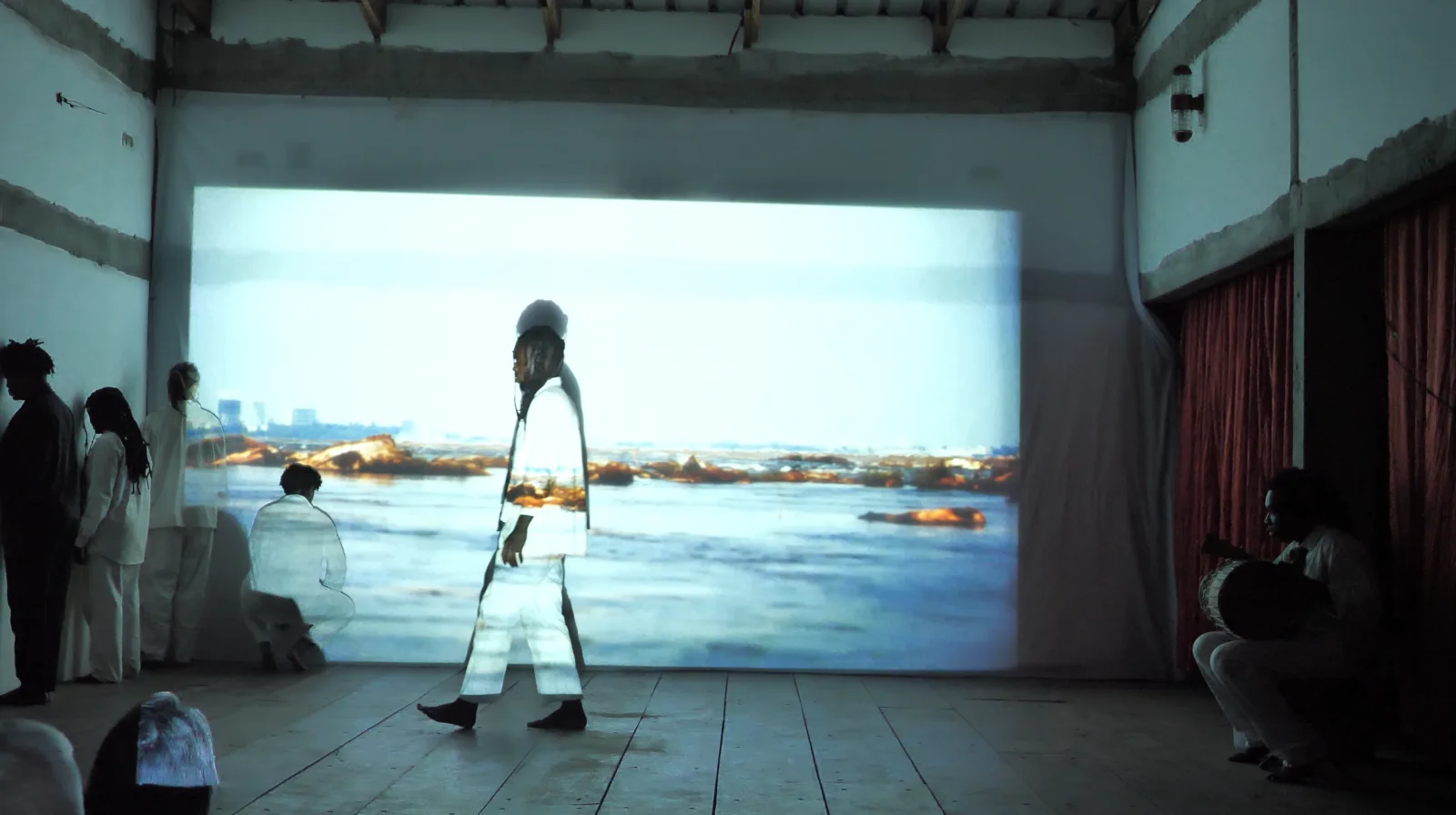 MAMBA — ein Performer vor der Projektion des Kongo, Standbild