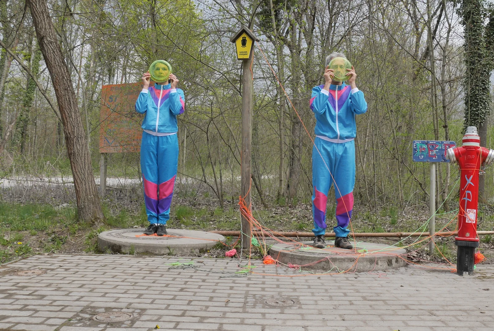 PLATEAUTANZ — beide stehen auf ihren Podesten, Standbild