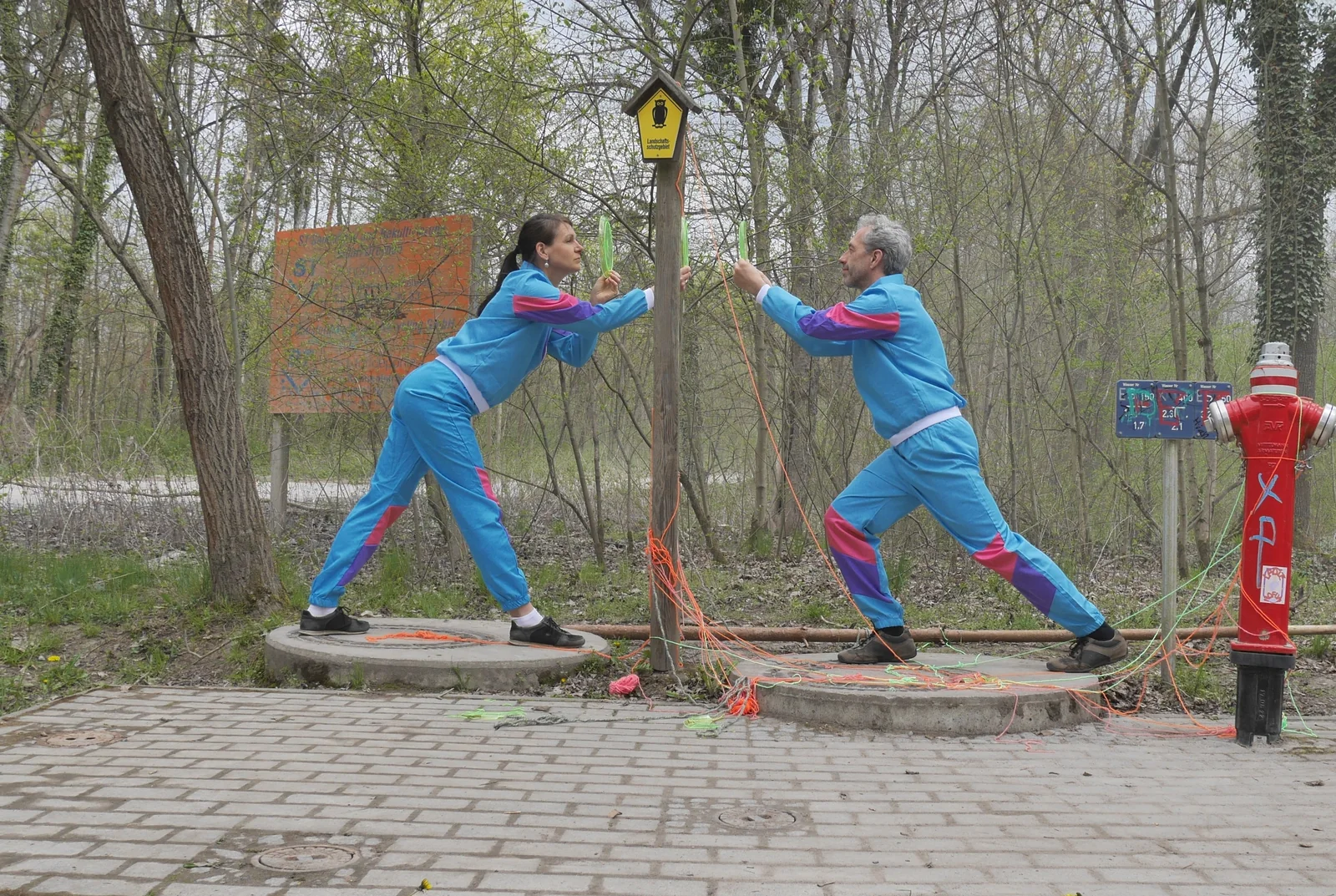 PLATEAUTANZ — beide lehnen sich einander entgegen, Standbild