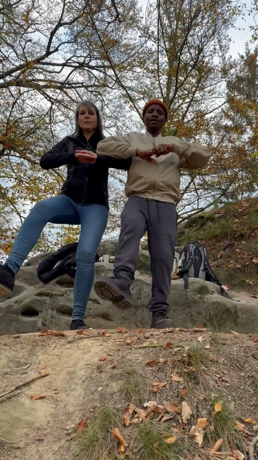 SANDSTEINTANZ — beide stehen nebeneinander auf dem Felsen, die Hände vor der Brust, Standbild