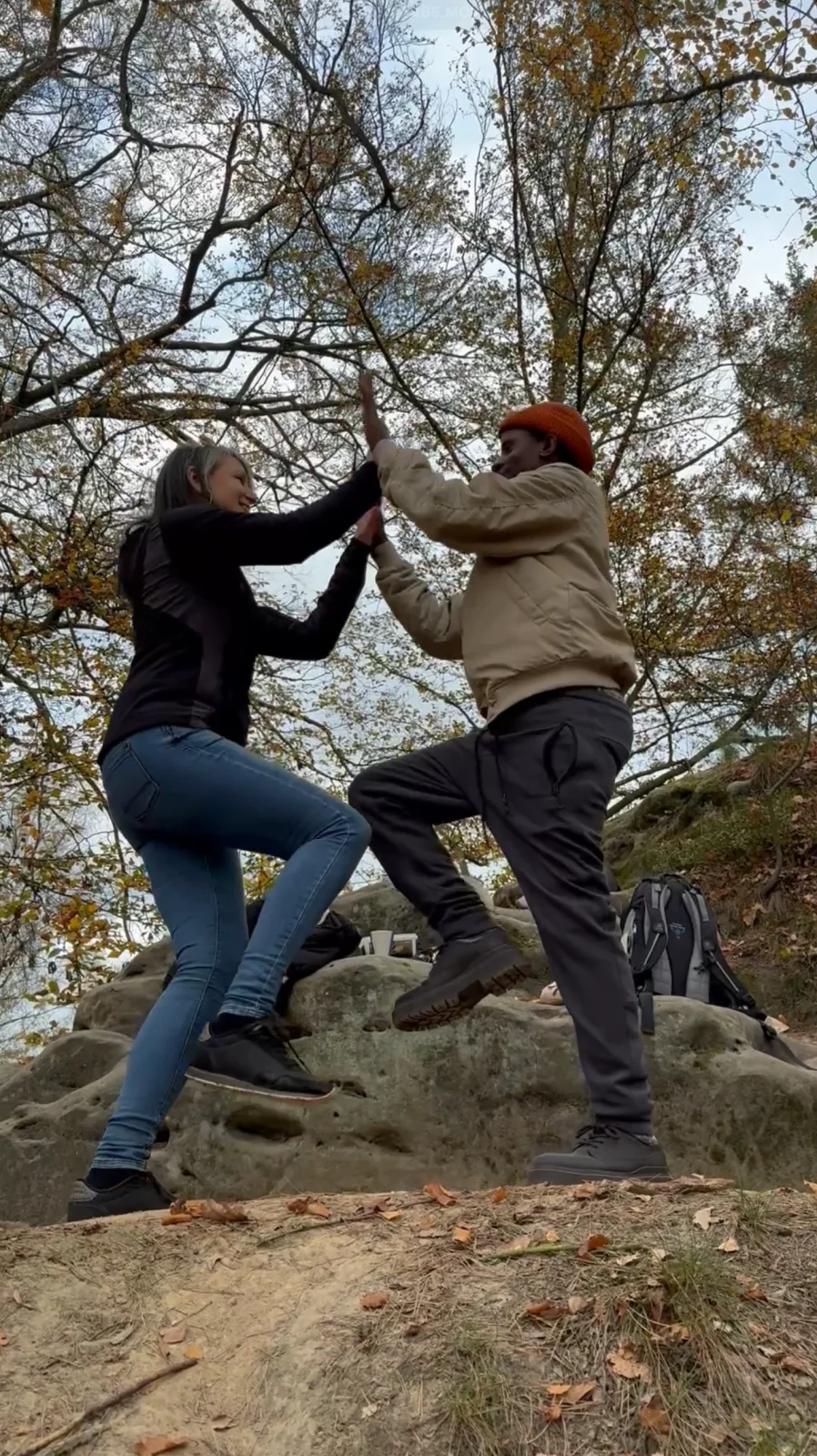 SANDSTEINTANZ — Augusto Manhiça und Birgit Schuh tanzen auf einem Sandsteinfelsen, die Hände über den Köpfen verbunden; startet das Video
