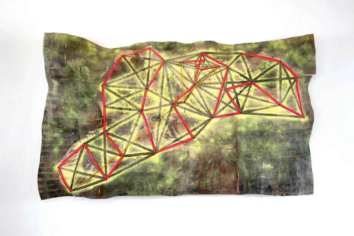 Topografie Triangulirung — Formholz-Wandobjekt mit gespannten farbigen Schnüren nach dem trigonometrischen Netz Sachsens, 2014