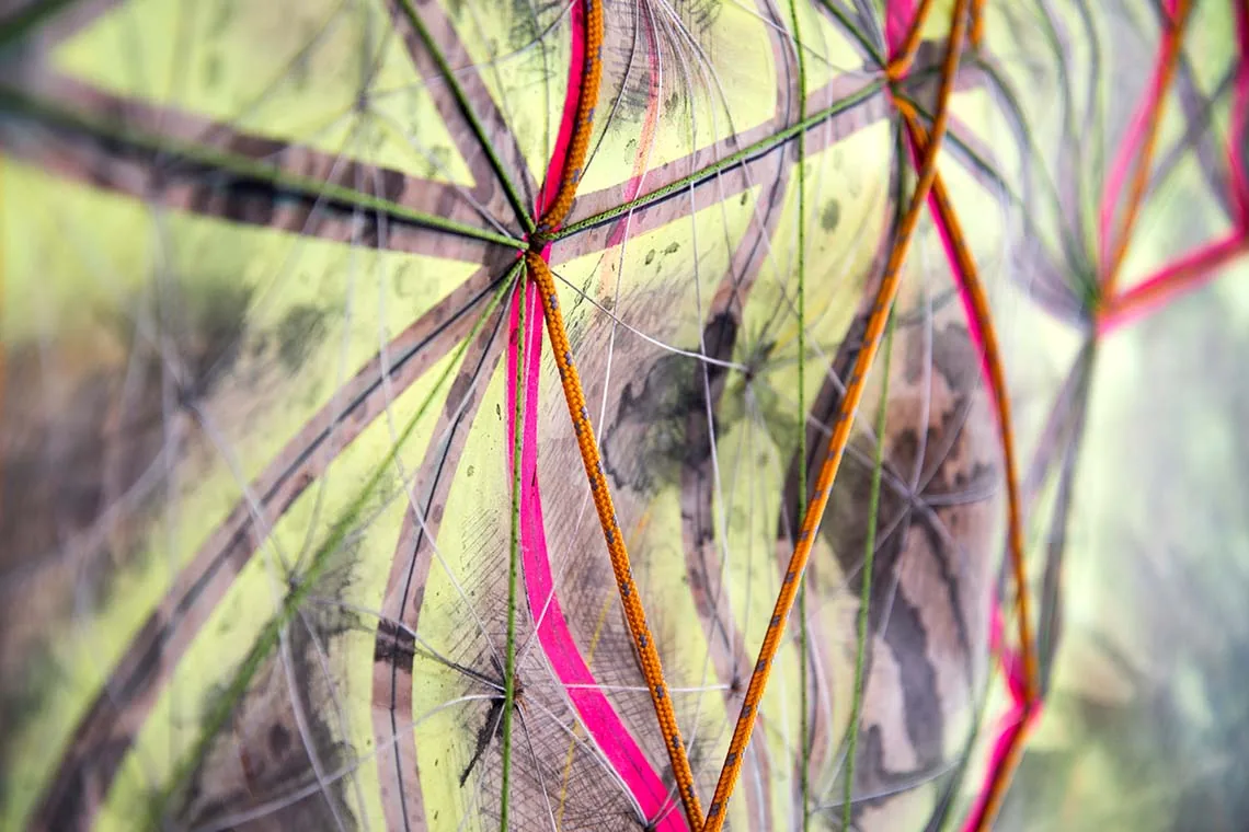 Topografie Triangulirung — Nahaufnahme der Knotenpunkte aus farbigen Schnüren und Seilen
