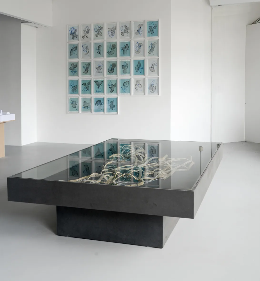Topografieskelett Triangulirung — Ausstellungsansicht der Vitrinen-Fassung, im Hintergrund die Werkgruppe ‚32 Kristallmodelle‘