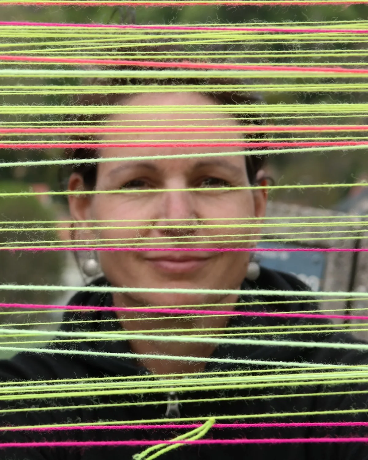 Birgit Schuh, Porträt hinter neonfarbenen Fäden einer Performance