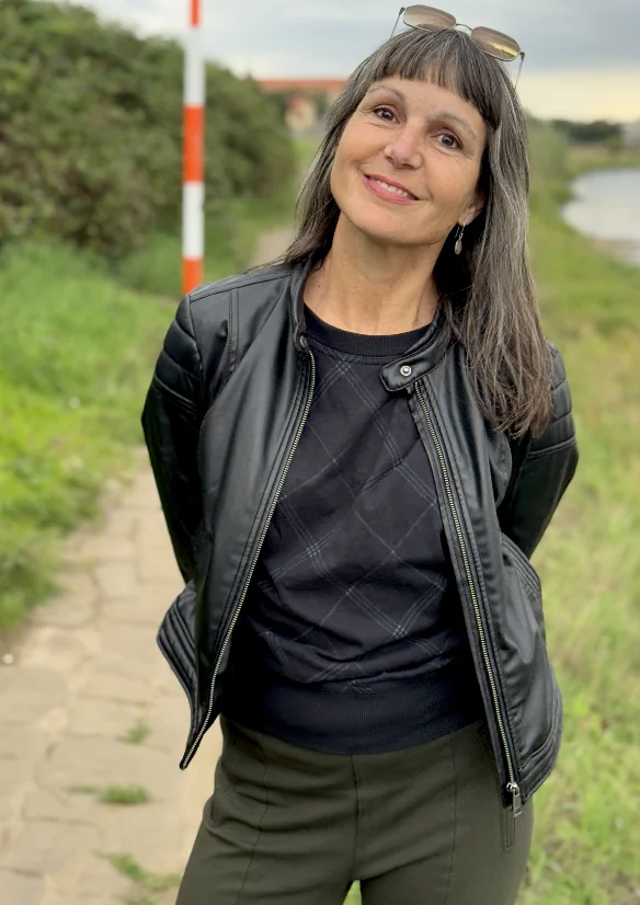 Porträt von Birgit Schuh, direkter Blick, Lederjacke