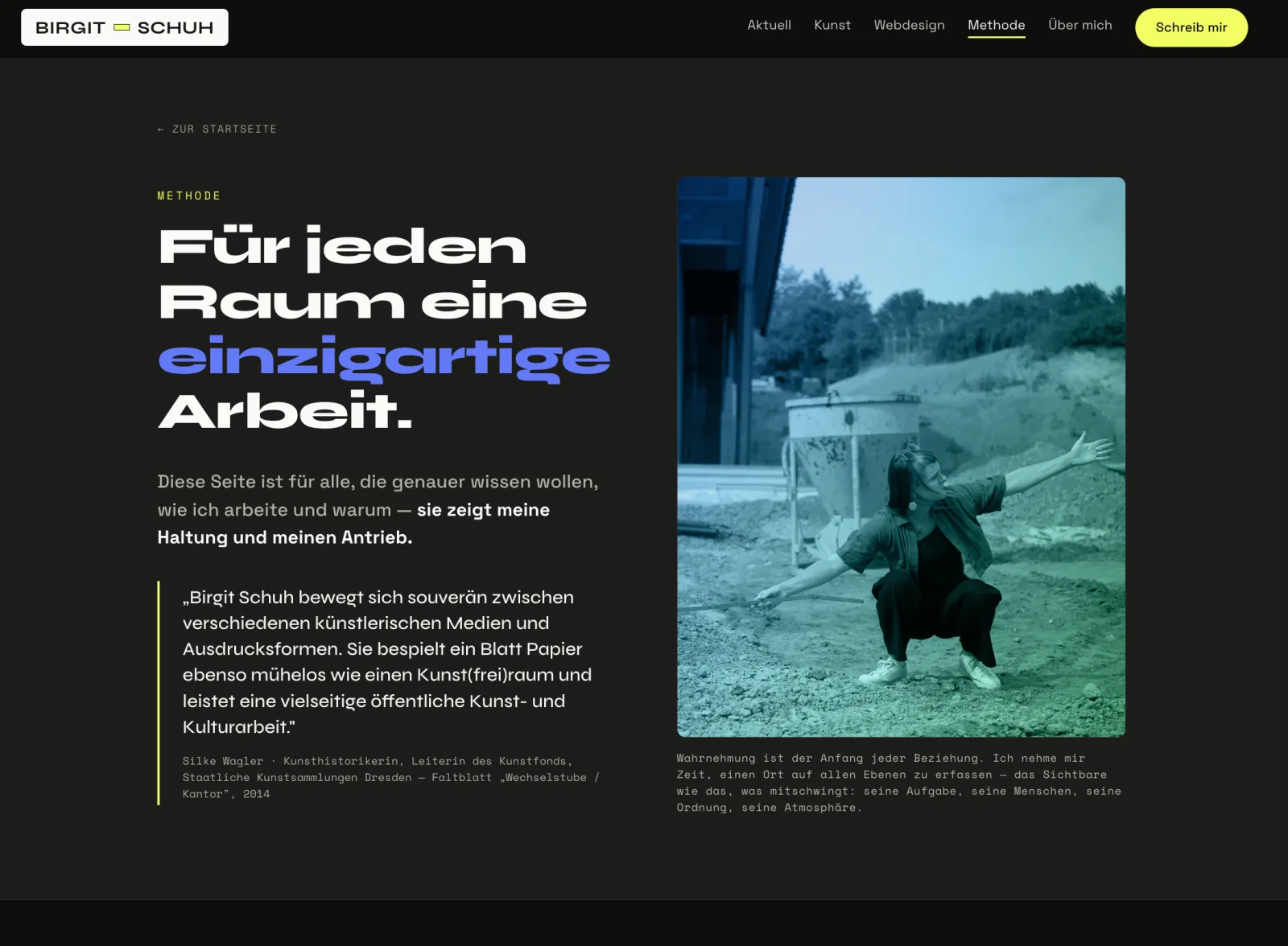 Methode-Seite „Für jeden Raum eine einzigartige Arbeit.“ — blau-grünes Duoton-Foto von Birgit Schuh auf einer Baustelle, daneben ein Zitat der Kunsthistorikerin Silke Wagler