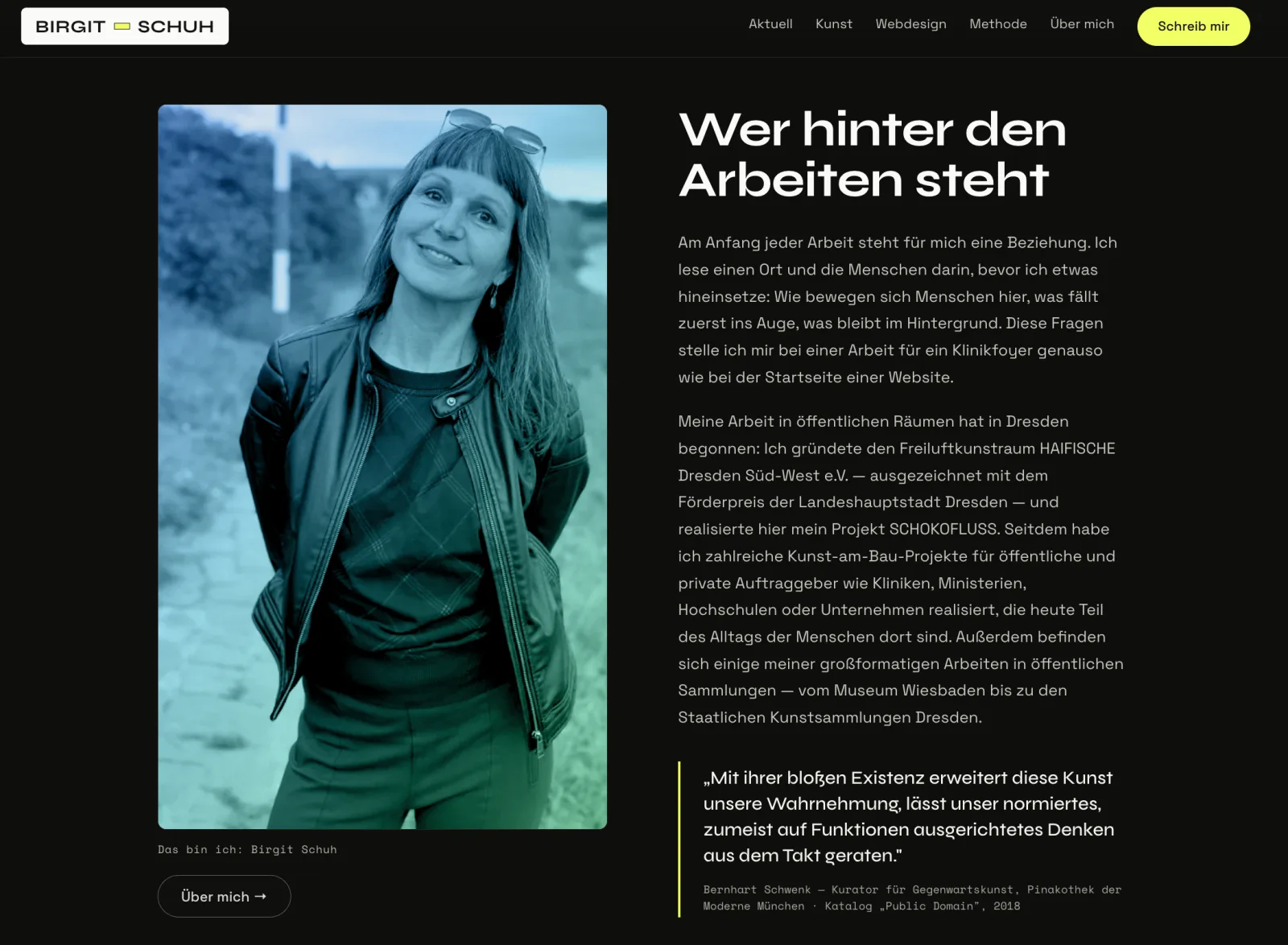 Abschnitt „Wer hinter den Arbeiten steht“ auf der Startseite — blau-grünes Duoton-Porträt von Birgit Schuh neben einem Zitat von Bernhart Schwenk
