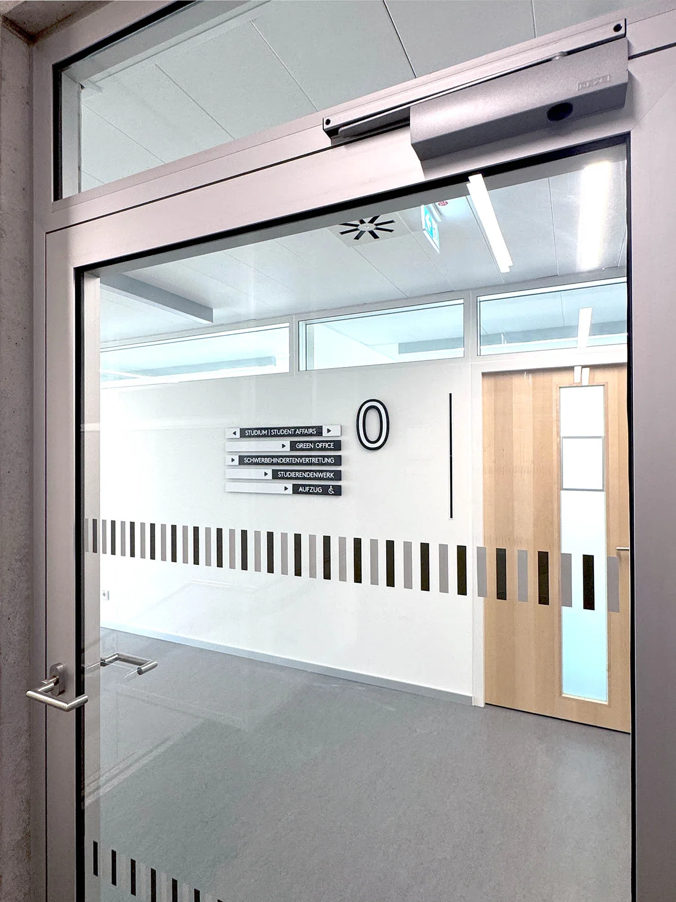 Wegweiser zu Studium, Green Office und weiteren Stellen mit Geschossnummer 0, Neubau Verwaltung OTH Regensburg
