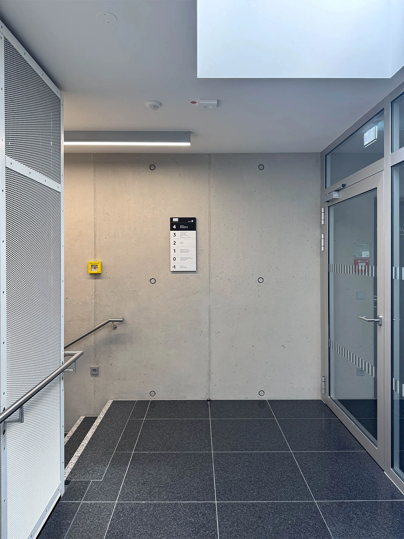 Treppenhaus mit Geschossnummer 1 und Wegweisern zu Personalvertretung und weiteren Bereichen, Neubau Verwaltung OTH Regensburg