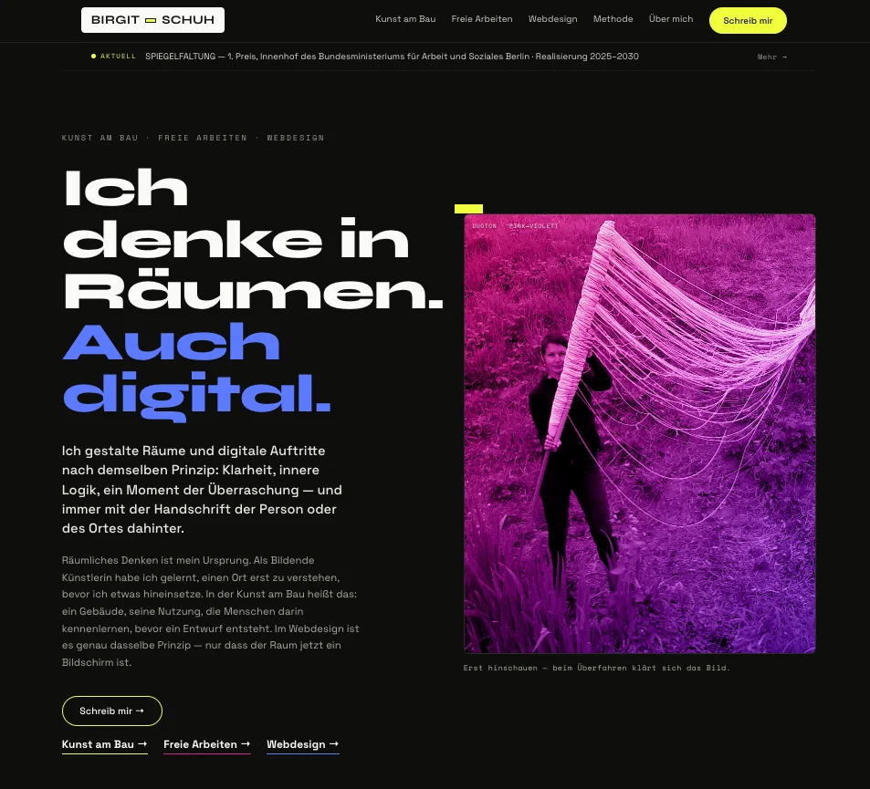 Startseite von birgit-schuh.de — Headline „Ich denke in Räumen. Auch digital.“ auf Schwarz mit pink-violettem Duoton-Foto der Performance XBI