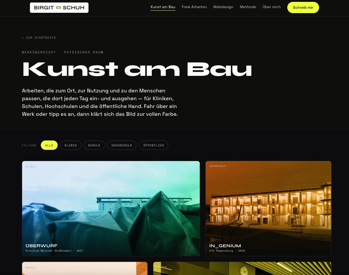 Werkübersicht Kunst am Bau auf birgit-schuh.de — die Kacheln liegen in einer ruhigen Duoton-Färbung, ÜBERWURF in Grün, IN_GENIUM in warmem Orange