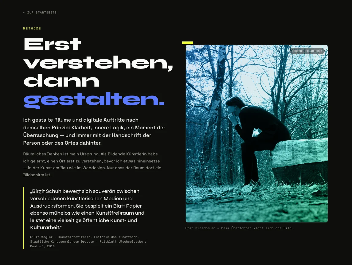 Methode-Seite „Erst verstehen, dann gestalten“ — blau-grünes Duoton-Foto im Wald, daneben ein Zitat der Kunsthistorikerin Silke Wagler