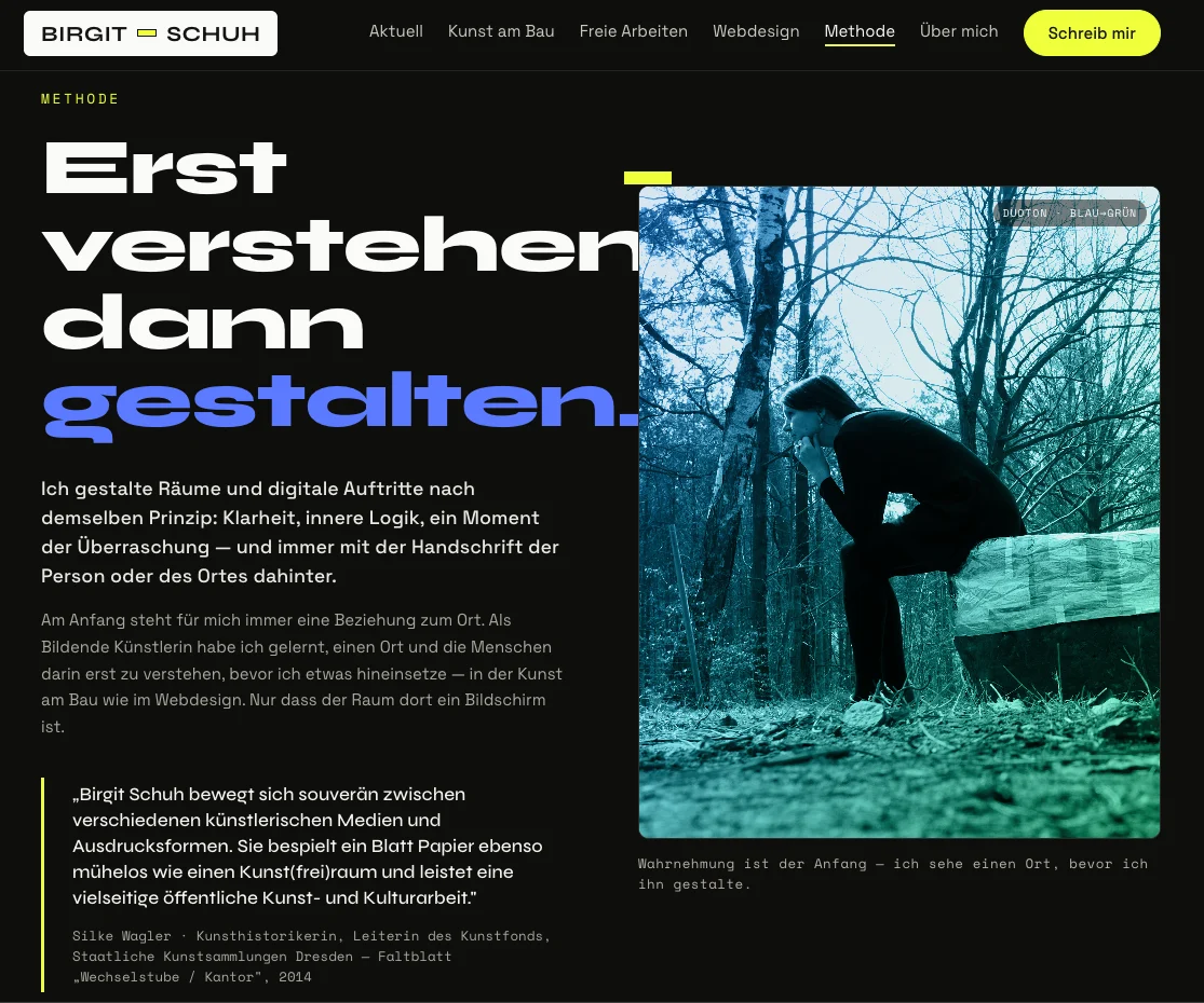 Methode-Seite „Erst verstehen, dann gestalten“ — blau-grünes Duoton-Foto im Wald, daneben ein Zitat der Kunsthistorikerin Silke Wagler