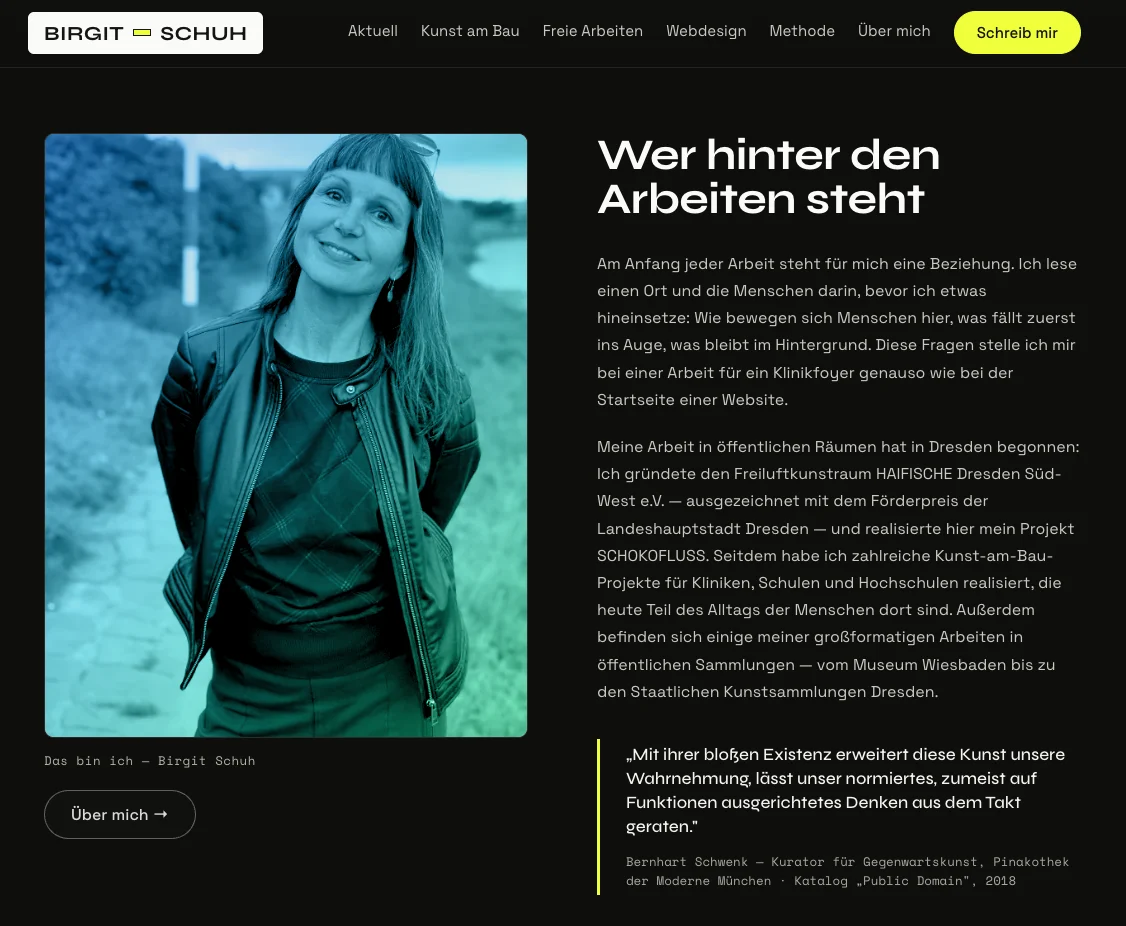 Abschnitt „Wer hinter den Arbeiten steht“ auf der Startseite — blau-grünes Duoton-Porträt von Birgit Schuh neben einem Zitat von Bernhart Schwenk