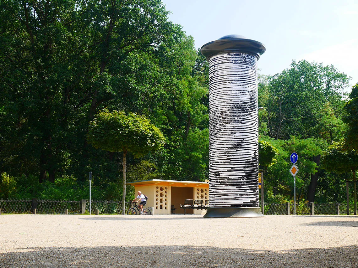 CHIFFRE#CLOUD — schwarzweiß plakatierte Litfaßsäule im Linoldruck, Kunst im öffentlichen Raum, Dresden, 2019