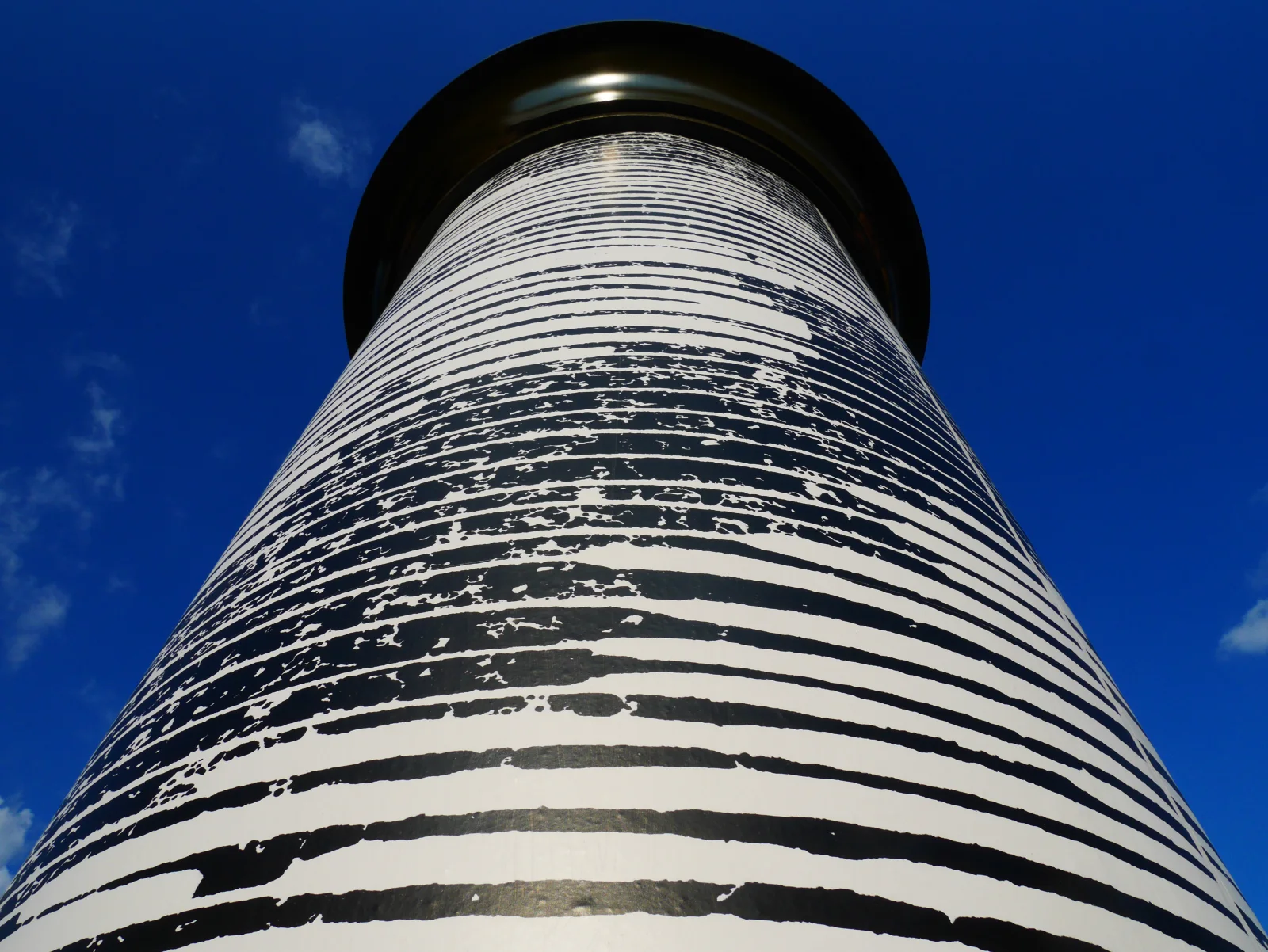 CHIFFRE#CLOUD — die plakatierte Litfaßsäule von unten gegen den blauen Himmel; das schwarzweiße Zeilenbild spannt sich um den Säulenkörper. Kunst im öffentlichen Raum, Dresden, 2019
