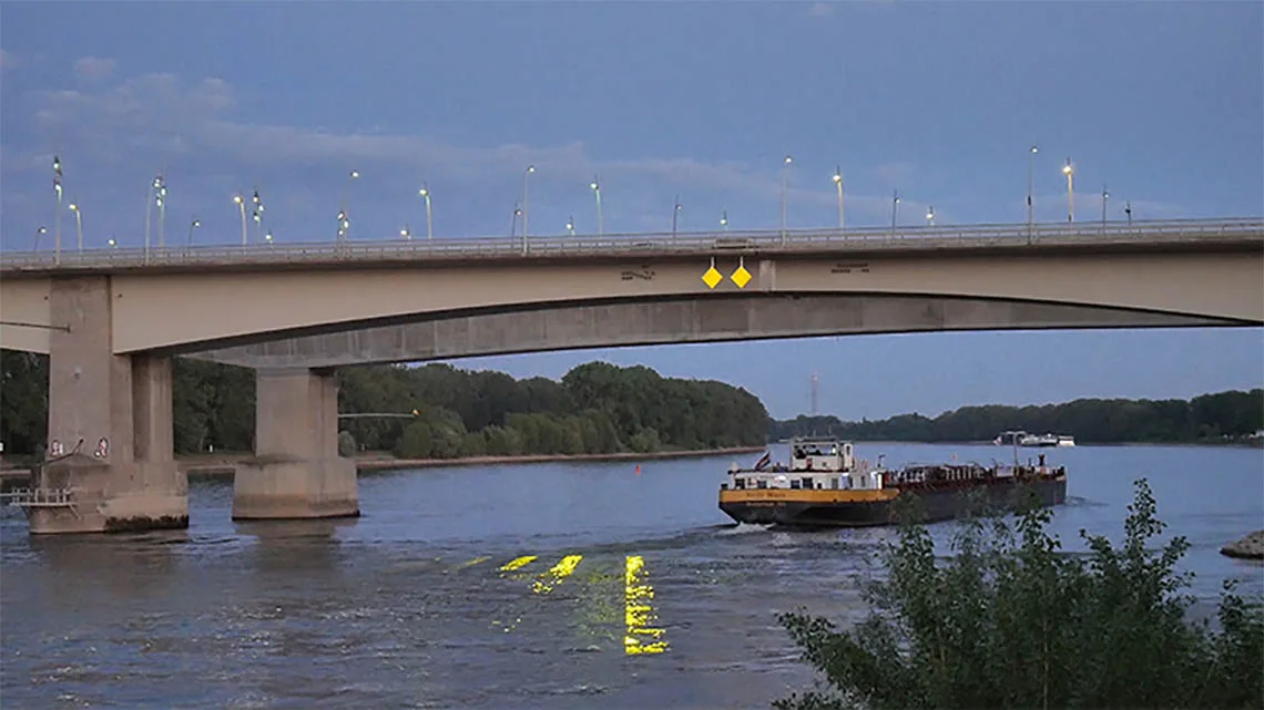 EINDUTZEND — die Brücke über dem Rhein mit den gelben Rautenzeichen, gelbe Lichtreflexe auf dem Wasser, Worms
