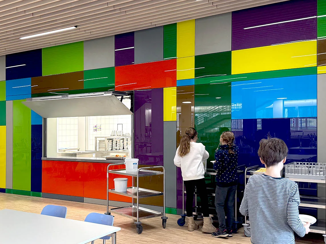FARBKANON — Glastafeln an der Essensausgabe der Mensa, Frida-Kahlo-Schule Schweich, 2025