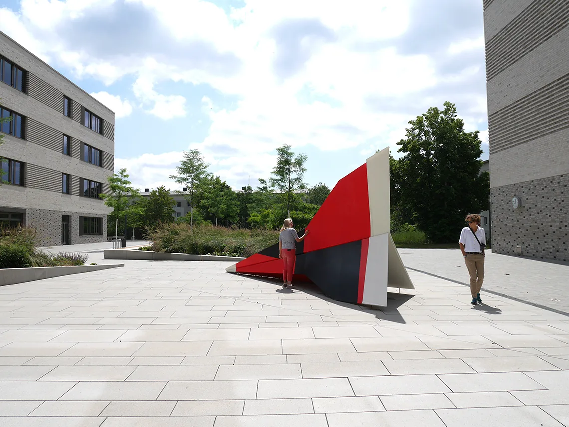 FLIEGER — Skulptur nach Papierfalttechnik, Gymnasium Dresden-Klotzsche, 2022
