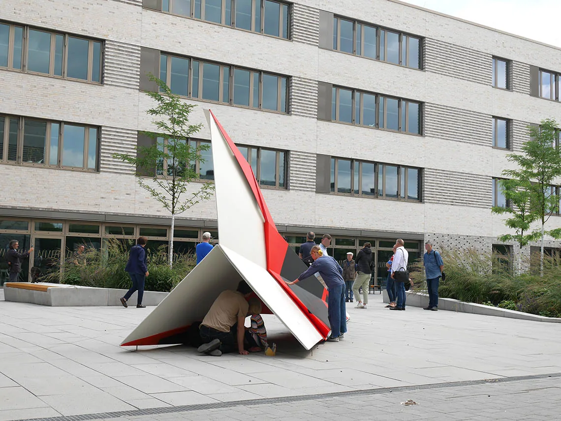 FLIEGER — Begegnung mit der Skulptur auf dem Schulhof