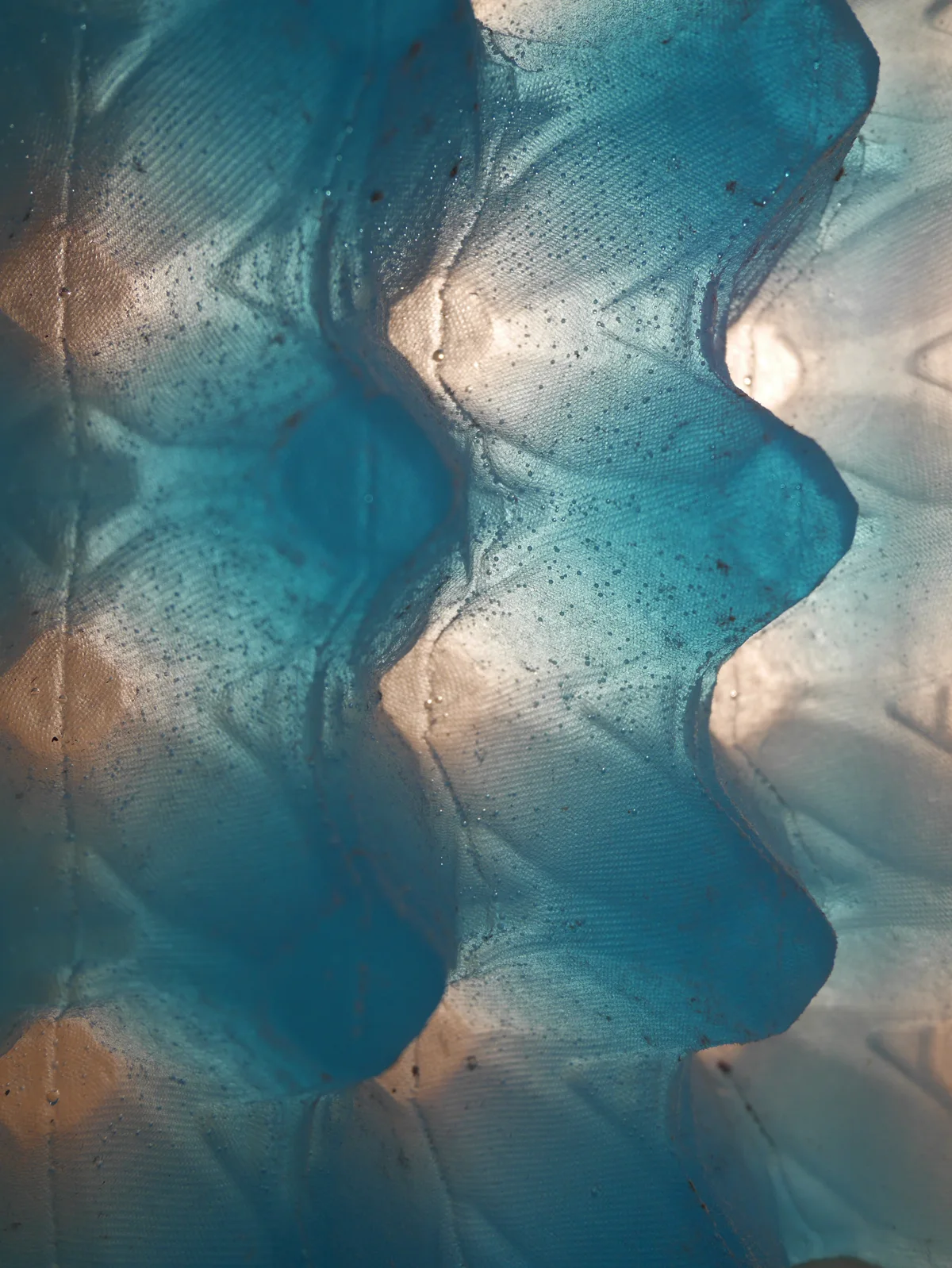 HINTER DEN SPIEGELN — Detail der Stele: blaue, transluzente Tafeln aus Epoxidharz mit noppenartiger Struktur