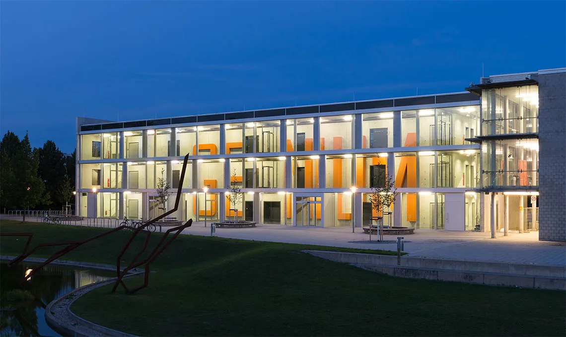 IN_GENIUM — Eingangsseite mit GENIUM in der verglasten Fassade, OTH Regensburg, Haus der Technik, 2016