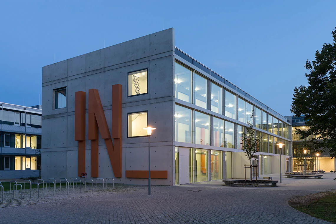 IN_GENIUM — die Vorsilbe IN_ an der nördlichen Außenfassade, OTH Regensburg