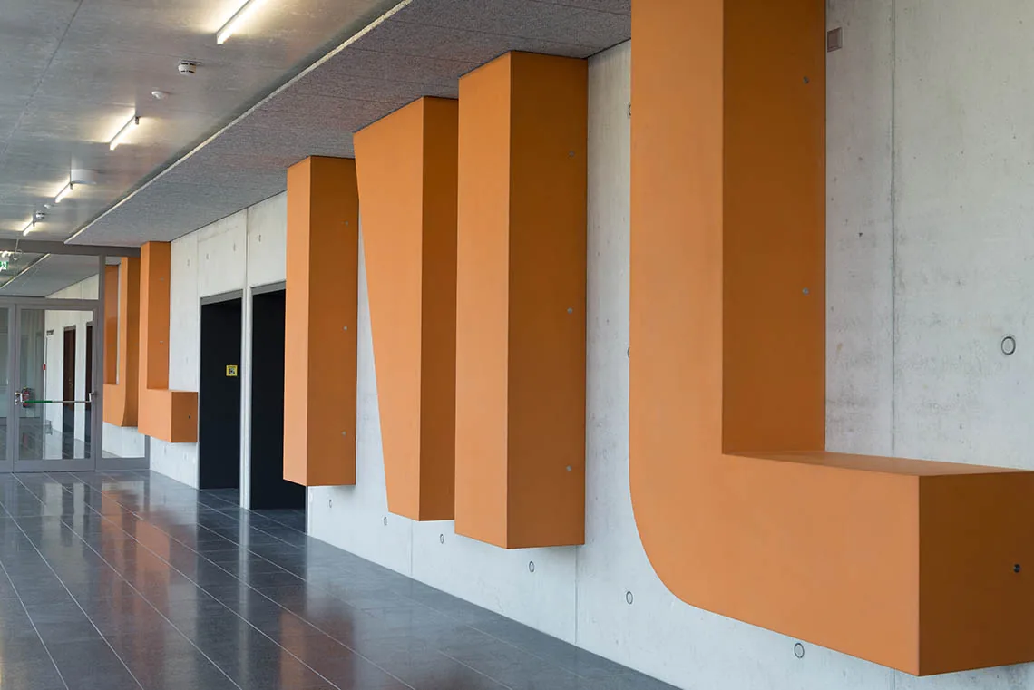 IN_GENIUM — Buchstabenrelief auf den Fluren im Innenraum, OTH Regensburg