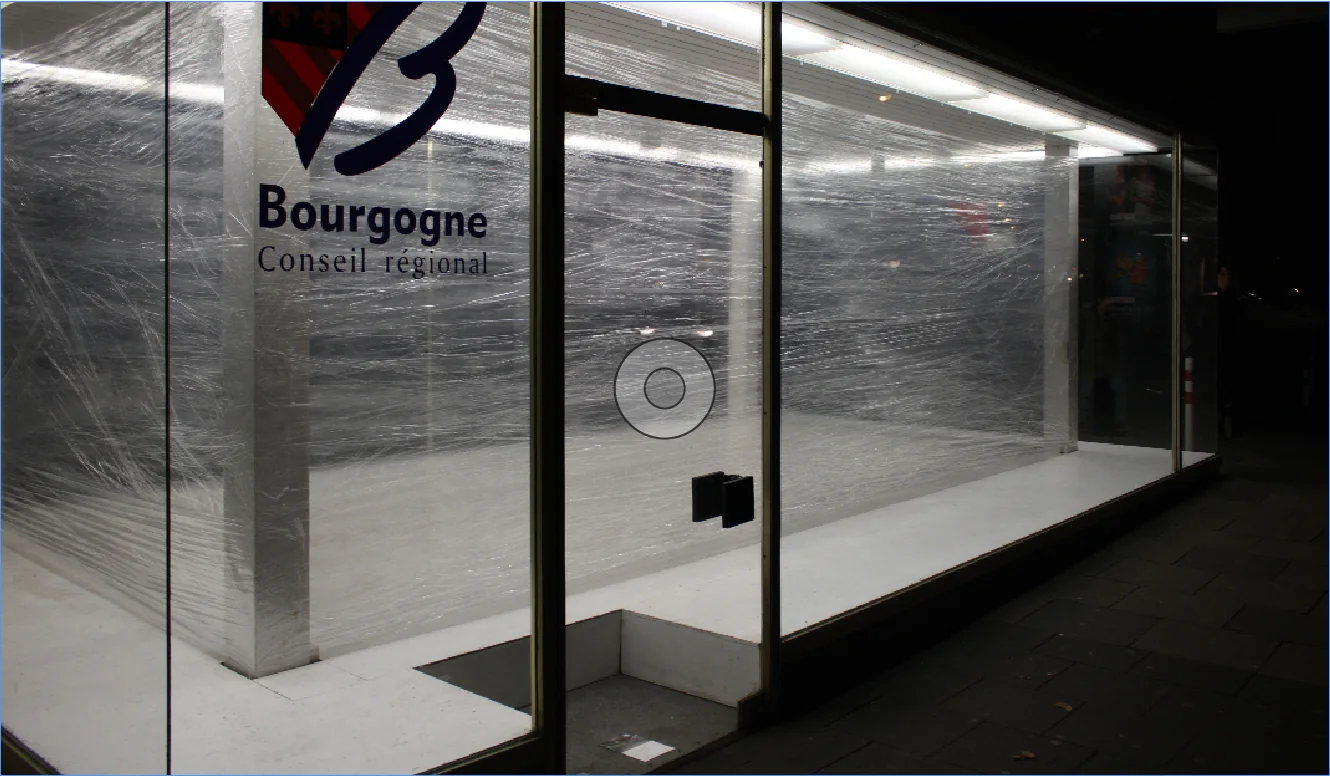 RAUMVERSCHIEBUNG I — Blick durch die Glasfront auf die Folienwand, davor die Bodenaussparung an der Tür