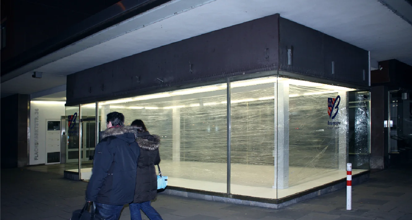 RAUMVERSCHIEBUNG I — Passanten gehen am erleuchteten Pavillon vorbei