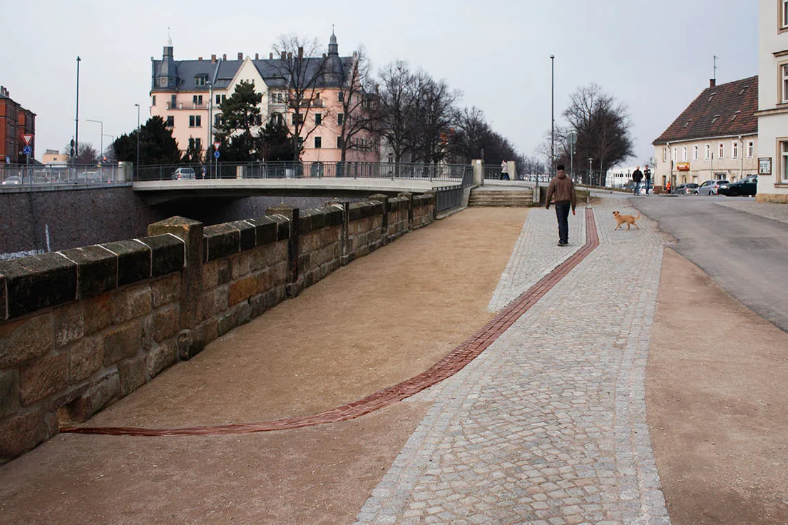 SCHOKOFLUSS — die rund 40 m lange Linie aus MMA-Beton im Uferweg an der Weißeritz, Dresden